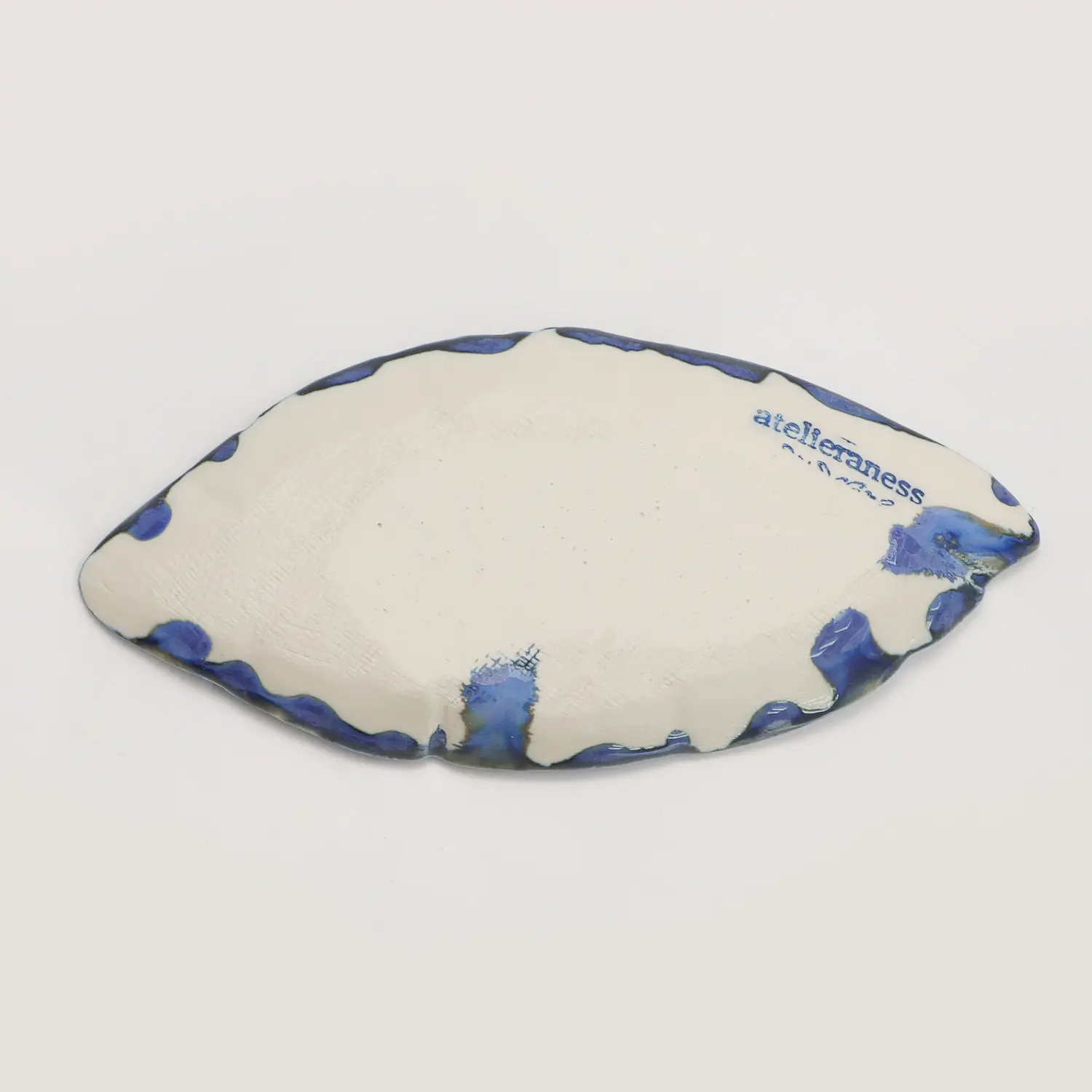 Nahaufnahme kleines Deko Blatt Schmuck Schale Porzellan Künstler blau weiß Unikat Kunst