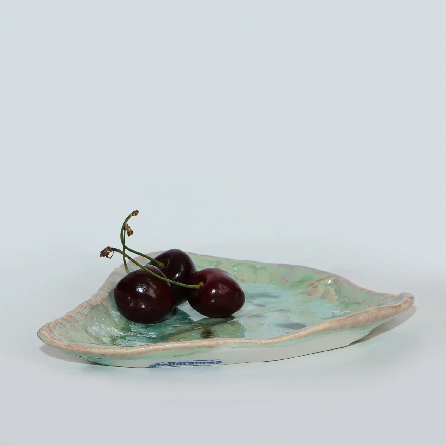 Nahaufnahme Kunst Unikat Schmuck Deko Antipasti Schale flach seladon hell grün Porzellan