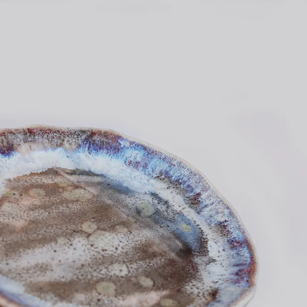 Nahaufnahme Künstler Teller flach Farb Verlauf braun rot weiß blau Porzellan Standfuß Art