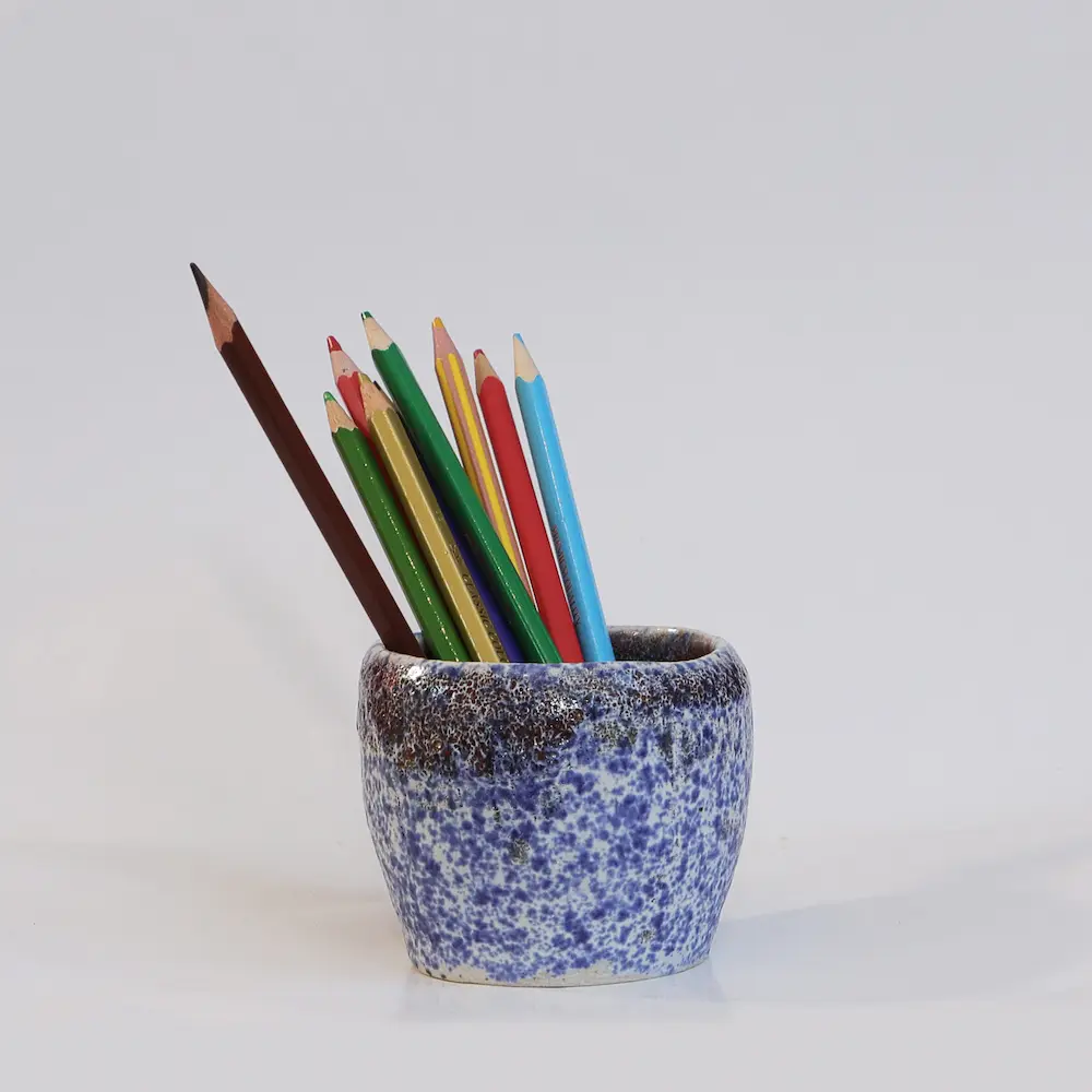 Kleiner Keramik Steinzeug Übertopf Blumen Kakteen blau weiß rot Punkte Kunst