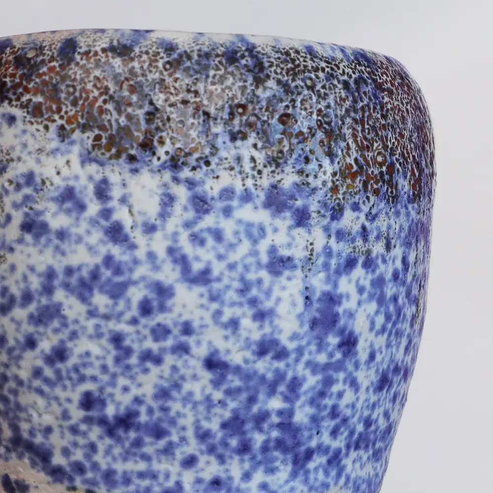 Nahaufnahme Kleiner Keramik Steinzeug Übertopf Blumen Kakteen blau weiß rot Punkte Kunst