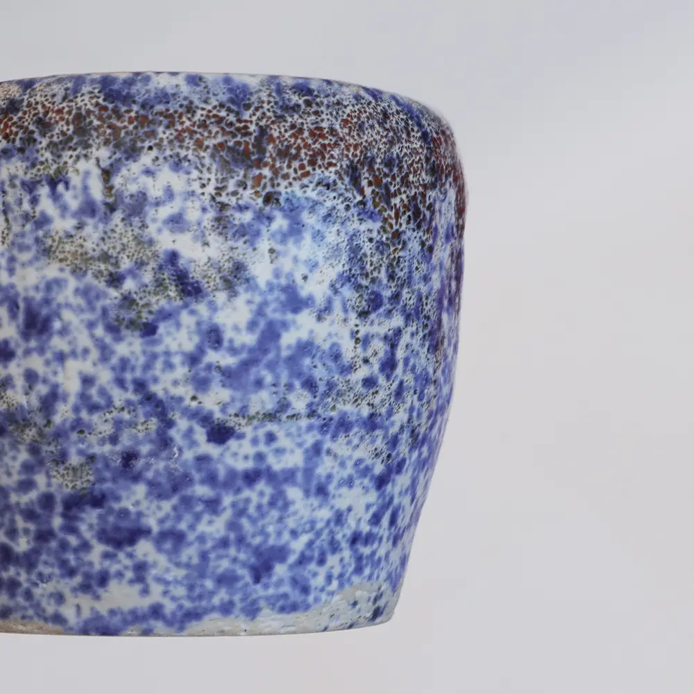 Nahaufnahme Kleiner Keramik Steinzeug Übertopf Blumen Kakteen blau weiß rot Punkte Kunst