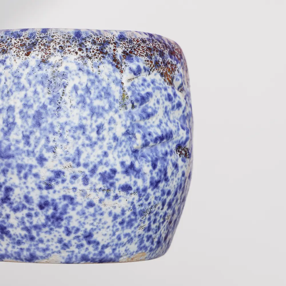 Nahaufnahme Kleiner Keramik Steinzeug Übertopf Blumen Kakteen blau weiß rot Punkte Kunst