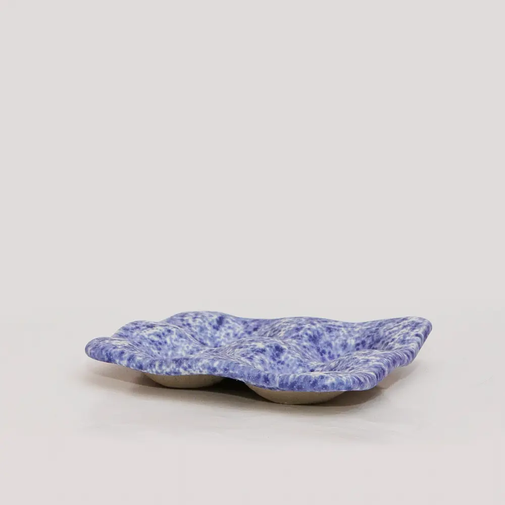 Nahaufnahme Eier Becher für 4 Keramik Steinzeug blau weiß Punkte Kunst matte Glasur Unikat