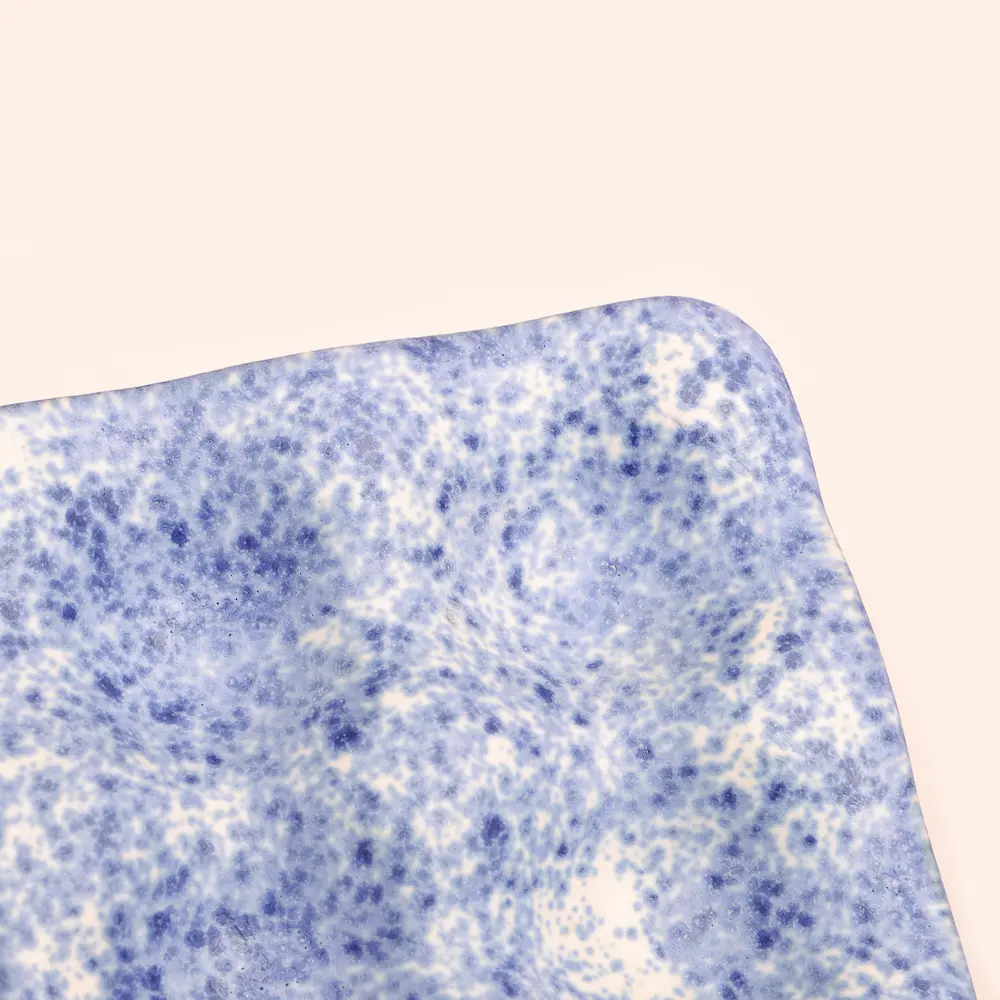 Nahaufnahme Eier Becher für 4 Keramik Steinzeug blau weiß Punkte Kunst matte Glasur Unikat