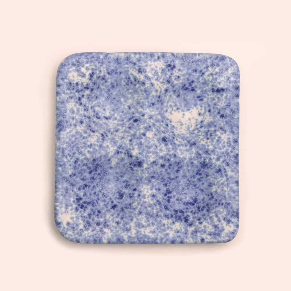 Nahaufnahme Eier Becher für 4 Keramik Steinzeug blau weiß Punkte Kunst matte Glasur Unikat