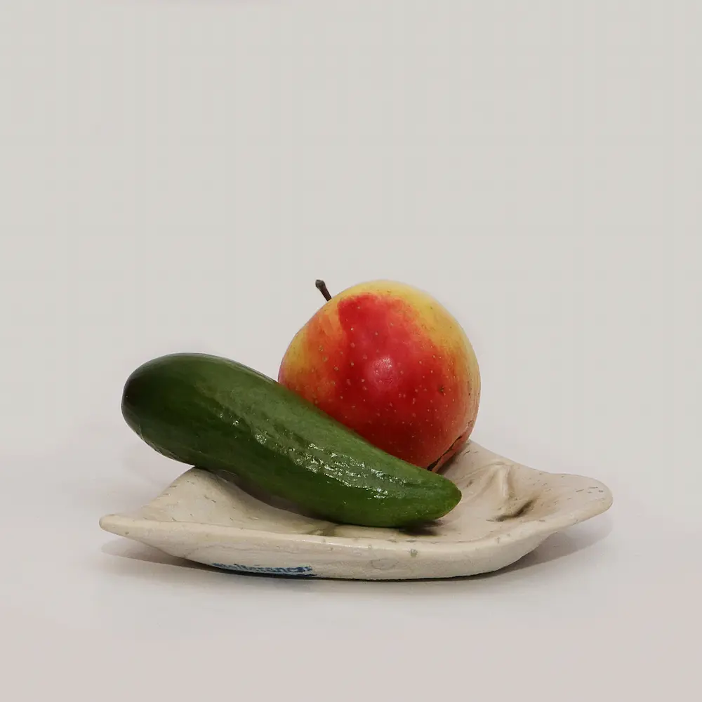 Nahaufnahme Handgefertigte Antipasti Oliven Schale Blatt Form Künstler Glasur creme grün