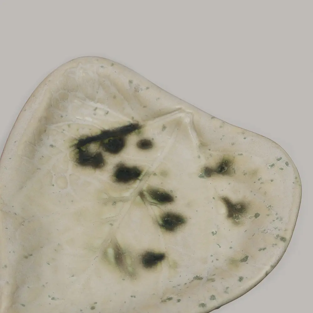 Nahaufnahme Handgefertigte Antipasti Oliven Schale Blatt Form Künstler Glasur creme grün