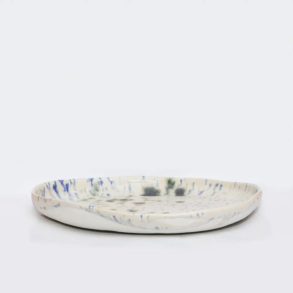 Große flache ovale Deko Schale Obst Weichporzellan Kunst Punkte Glasur creme