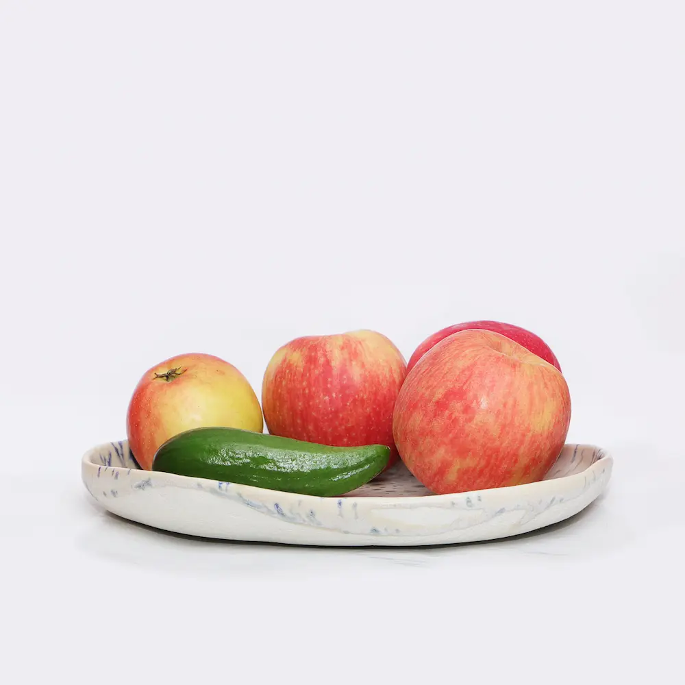 Nahaufnahme Große flache ovale Deko Schale Obst Weichporzellan Kunst Punkte Glasur creme